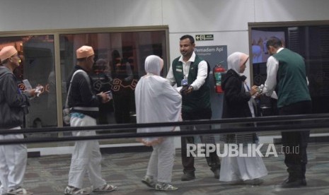 Petugas maskapai  Saudi Airlines  melakukan pemeriksaan  calon haji saat  menikmati layanan sistem baru keimigarsian  untuk Saudia Airlines di Bandara Soekarno Hatta, Tangerang , Banteng, Selasa (17/7) malam. 410 jamaah calon haji pertama embarkasi Jawa Barat  menikmati kemudahan sistem baru keimigrasian yang telah disiapkan oleh Pemerintah Arab Saudi dan PT Angkasa Pura II (Persero) di Bandara Internasional Soekarno-Hatta (Soetta).