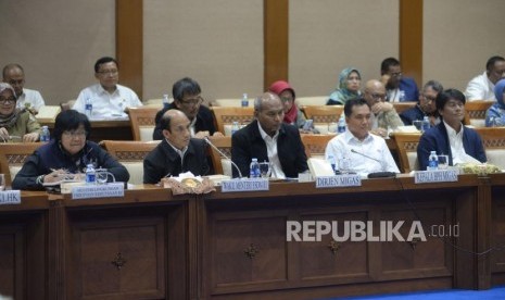 Menteri LHK Siti Nurbaya bersama Wamen ESDM Archandra Tahar, Dirjen Migas Kementerian ESDM Djoko Siswanto, Kepala BPH Migas Fanshurullah Asa dan Dirut Pertamina Elia Massa Manik (dari kiri) mengikuti rapat kerja dengan Komisi VII DPR di Kompleks Parlemen, Senayan, Jakarta, Senin (16/4).