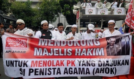 Sejumlah massa melakukan aksi unjuk rasa saat berlangsungnya sidang Peninjauan Kembali (PK) terkait kasus penistaan agama yang menjerat Ahok di depan Pengadilan Negeri Jakarta Utara, Jakarta, Senin (26/2).