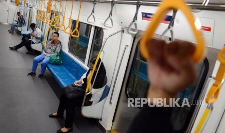 Warga saat menaiki kereta MRT di Stasiun Bundaran HI, Jakarta, Senin (25/3).