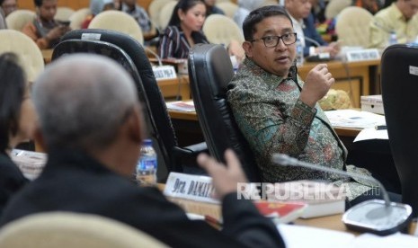 Plt Ketua DPR Fadli Zon memimpin rapat konsultasi DPR di Kompleks Parlemen, Senayan, Jakarta, Kamis (11/1).