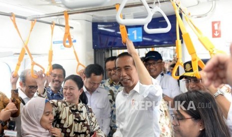 Mencoba MRT. Presiden Joko Widodo menjawab pertanyaan wartawan saat mencoba moda raya terpadu (MRT) Ratangga Bundaran HI-Lebak Bulus, Jakarta, Selasa (19/3/2019).