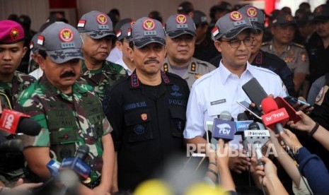 Panglima TNI Marsekal Hadi Tjahjanto bersama Kepala BNPT Komjen Pol Suhardi Alius dan Gubernur DKI Jakarta Anies Baswedan memberikan keterangan kepada media seusai simulasi penanganan aksi terorisme. (Ilustrasi)