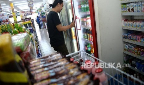 Industri Mamin Penopang PDB. Aneka macam produk makanan dan minuman ditawarkan kepada pembeli di ritel swasta, Jakarta, Kamis (14/12).