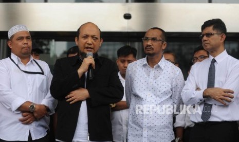 Wakil Ketua wadah pegawai KPK Harun Al Rasyid, Penyidik Senior Novel Baswedan,Ketua KPK Periode 2011-2015 Abraham Samad, Wakil Ketua KPK Laode Muhammad Syarif (kiri ke kanan)saat memberikan statmen  di gedung KPK usai menjemput kedatangan novel baswedan dari bandara,Jakarta, Kamis (22/2).