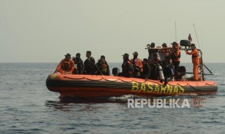 Sejumlah Tim SAR gabungan saat melakukan pencarian dalam proses evakuasi pesawat Lion Air JT 610 di Perairan Karawang, Jawa Barat, Rabu (31/10).