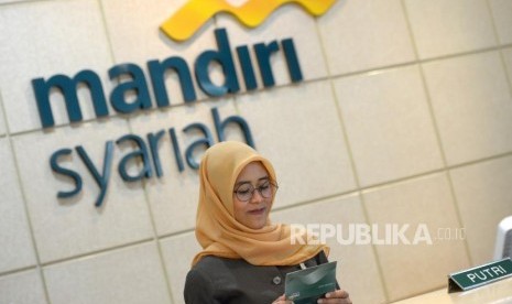 Pembiayaan BSM. Petugas melayani transaksi nasabah di kantor layanan Bank Mandiri Syariah, Jakarta, Senin (12/3).