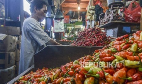 Harga Cabai Naik. Pembeli memilih cabai di Pasar Inpres Senen, Jakarta Pusat, Ahad (21/7).