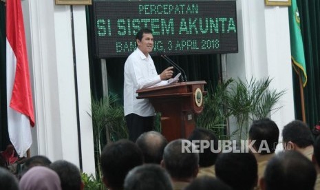 Menteri Pendayagunaan Aparatur Negara dan Reformasi Birokrasi (Menpan RB) Asman Abnur menyampaikan program Percepatan Reformasi Birokrasi Melalui Implementasi Sistem Akuntabilitas Kinerja Instansi Pemerintah (Sakip), di Aula Barat, Gedung Sate, Kota Bandung, Selasa (3/4).