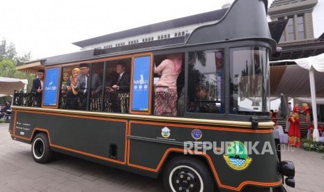 Gubernur Jabar Ridwan Kamil (kedua kanan), Sekda Jabar Iwa Karniwa (kanan) dan Dirut Bank Bjb Agus Mulyana (kiri) berfoto bersama saat meninjau bus pariwisata kerjasama dengan Bank BJB, di halaman Gedung Sate, Kota Bandung, Sabtu (22/12).(Republika/Edi Yusuf)