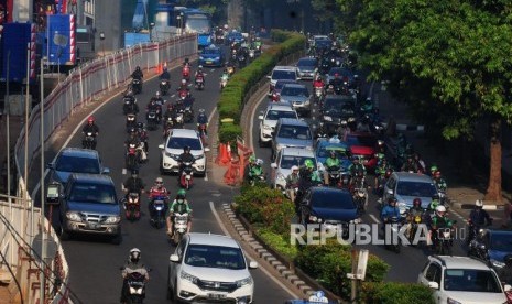 Kendaraan melintas pada hari pertama uji coba perluasan ganjil genap di Jalan HR. Rasuna Said, Kuningan, Jakarta Selatan, Senin (2/7).