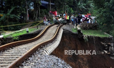 Jalur Kereta Api Rawan Dijaga Khusus Selama Libur Nataru. Kondisi jalur kereta api jurusan Sukabumi-Bogor yang menggantung akibat pondasi longsor di Kampung Maseng, Cijeruk, Kabupaten Bogor, Jawa Barat.