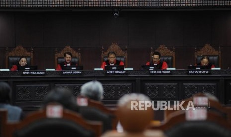 Ketua Majelis Hakim Mahkamah Konstitusi (MK) Arief Hidayat (tengah) bersama Hakim MK, Maria Farida Indriati (Kiri), Anwar Usman (kedua kiri), Suhartoyo (Kanan) dan I Dewa Gede Palguna ( kedua kanan) membacakan putusan sepuluh perkara PUU, di ruang sidang gedung MK, Jakarta, Selasa (12/12).