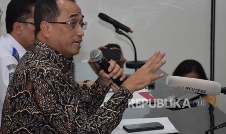 Menteri Perhubungaan Budi Karya Sumadi memberikan keterangan pers terkait kecelakaan pesawat Lion Air JT610 di Kantor Kementerian Perhubungan, Jakarta, Kamis (1/11).