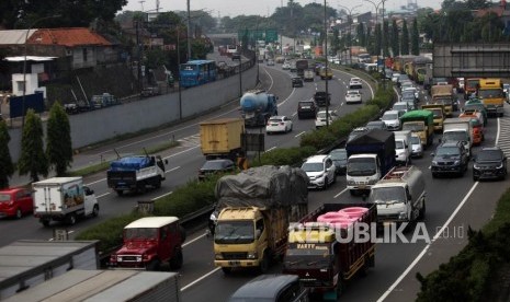 Antrean kendaraan saat melintas di ruas Jalan Tol Lingkar Luar atau Jakarta Outer Ring Road (JORR) di Jakarta, Rabu (4/7).