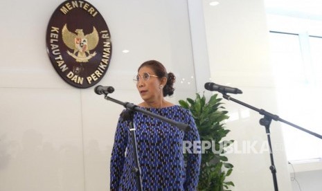 Stop Polemik Kapal Cantrang. Menteri Kelautan dan Perikanan Susi Pudjiastuti bersiap melakukan konferensi pers terkait polemik kapal cantrang di Kementerian Kelautan dan Perikanan, Jakarta, Kamis (18/1).