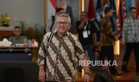 Ketua KPU Arief Budiman berjalan usai mengikuti Rapat Pleno Rekapitulasi Suara Pemilu serentak 2019 Luar Negeri di gedung KPU, Jakarta, Ahad (5/5).