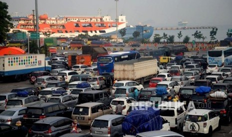 Kendaraan roda empat mengantri untuk memasuki kapal di Pelabuhan Merak, Banten Sabtu (1/6).