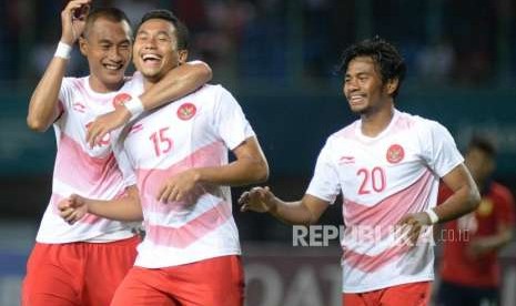 Selebrasi pesepak bola Indonesia Ricky Fajrin Saputra  (tengah) pada laga penyisihan Grup A cabang sepak bola Asian Games 2018 di Stadion Patriot, Bekasi, Jumat(17/8).