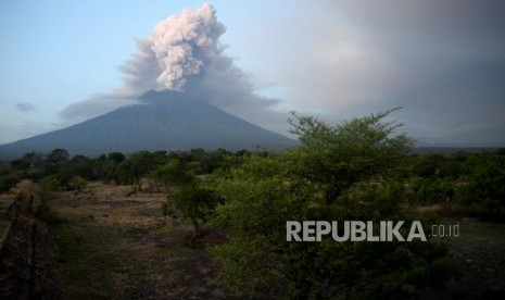 Erupsi Magmatik Masih Terjadi. Erupsi magmatik Gunung Agung terlihat dari Kubu, Karangasem, Bali, Selasa (28/11).