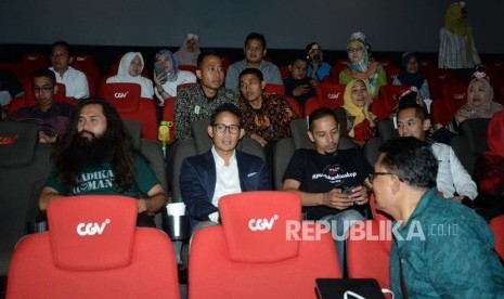 Nonton Bareng Sandiaga Uno. Wakil Gubernur DKI Jakarta Sandiaga Uno (tengah) bersama artis pendukung menonton Film The Power of Love di Jakarta, Senin (15/5).