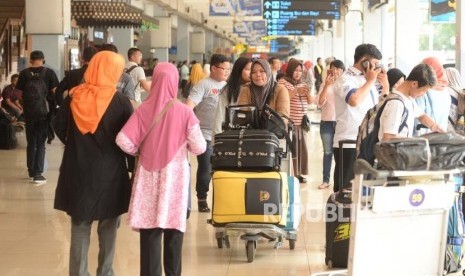 Penumpang memadati ruang tunggu di Bandara Halim Perdanakusuma, Jakarta (ilustrasi)