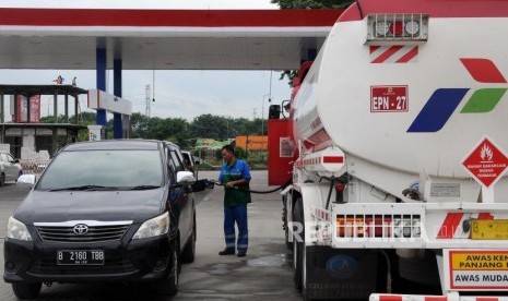 Mobile Dispenser. Petugas saat mengisikan bahan bakar dari SPBU Mobile Dispenser di Rest Area Kilometer 57, Karawang, Jawa Barat, Selasa (19/12). Antisipasi meningkatnya pemudik pada tahun ini, Badan Pengatur Hilir Minyak dan Gas Bumi (BPH Migas) meminta Pertamina untuk memperbanyak motor pembawa BBM (motoris) atau SPBU Mobile di ruas tol yang berpotensi padat saat momen mudik tahun ini.