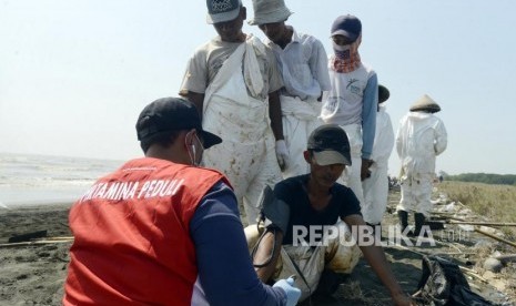 Sejumlah tim medis Pertamina saat memeriksa kesehatan pekerja di Pantai Sedari, Karawang, Jawa Barat, Kamis (1/8).