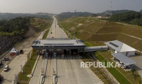 Foto aerial Gerbang Bakauheni Selatan Jalan Tol Trans Sumatera (JTTS) , Lampung, Ahad (10/6).