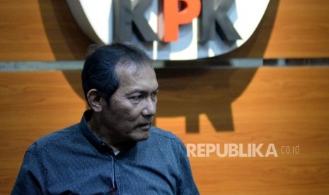 Wakil Ketua KPK Saut Situmorang usai menyampaikan keterangan pers penetapan tersangka baru di Gedung KPK, Jakarta, Selasa (13/8).