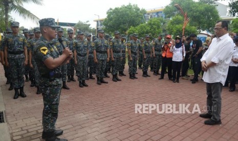 Menteri Perhubungan Budi Karya Sumadi mengunjungi Sekolah Tinggi Ilmu Pelayaran (STIP) di Marunda. Polisi menggelar penyidikan tewasnya taruna STIP Marunda diduga dianiaya seniornya.