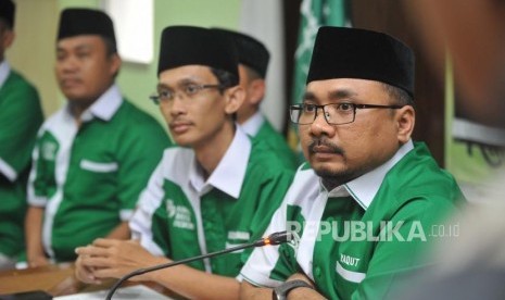 Ketua GP Ansor Yaqut Cholil Qoumas (kanan)  bersama Sekjen GP Ansor Abdul Rochman (Kiri) memberikan keterangan kepada media terkait pembakaran bendera HTI di DPP GP Ansor, Jakarta, Rabu (24/10/2018).