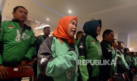 Sejumlah pengemudi ojek online saat menghadiri kegiatan penyuluhan keselamatan berkendara di Transmart Carrefour, Depok, Jawa Barat, Sabtu (5/1).