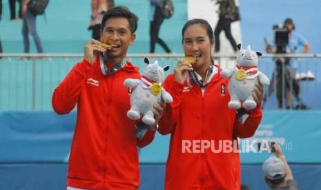 Emas Dari Tenis. Pasangan Ganda Campuran Tenis Christopher Rungkat dan Aldila Sutjiadi saat upacara pengalungan medali cabang Tenis nomor ganda campuran Asian Games 2018 di Komplek Olahraga Jakabaring, Sabtu (25/8).