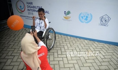 PeringatanHari Disabilitas Internasional 2018. Peserta berfoto di depan papan Hari Disabilitas Internasional 2018, Bekasi, Jawa Barat, Senin (3/12).