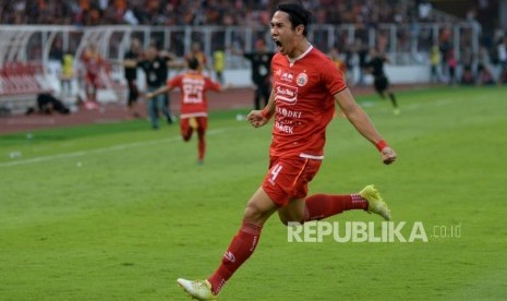 Pesepak bola Persija Jakarta Ryuji Utomo Prabowo melakukan selebrasi usai berhasil mencetak gol dalam pertandingan Final Piala Indonesia 2018 leg pertama di Stadion Utama Gelora Bung Karno, Jakarta, Ahad (21/7).