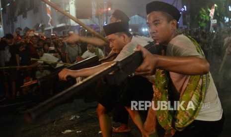 Sejumlah pemeran mementaskan drama kolosal Surabaya Membara di Jalan Tugu Pahlawan, Surabaya, Jawa Timur, Kamis (9/11). Drama yang menceritakan perjuangan arek-arek Suroboyo mempertahankan kemerdekaan RI tersebut dalam rangka memperingati Hari Pahlawan