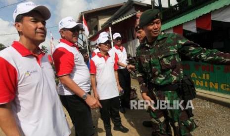 Direktur Utama PT Pupuk Indonesia Aas Asikin Idat bersama jajaran direksi meninjau lokasi Patok 3 seusai memimpin upacara bendera di Desa Aji Kuning, Pulau Sebatik, Kalimantan Utara, Jumat (17/8).