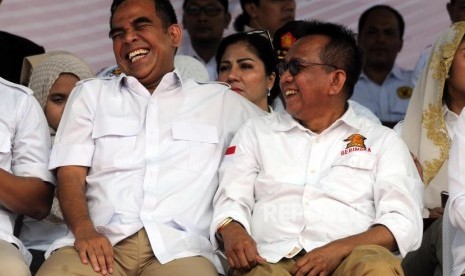 Sekretaris Jenderal Partai Gerindra Ahmad Muzani dan Ketua DPD Partai Gerindra DKI Jakarta Mohamad Taufik (dari kiri) bercengkrama pada acara puncak hari ulang tahun Partai Gerindra ke-10 di Lapangan Arcici, Cempaka Putih, Jakarta, Ahad (11/3).