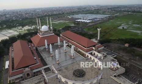 Masjid Agung Jawa Tengah (MAJT) yang terletak di jalan Gajah Raya, Kelurahan Sambirejo, Kecamatan Gayamsari, Kota Semarang, Jawa Tengah, Jumat (24/11).