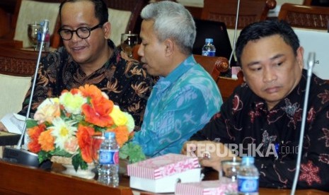 Direktur Jenderal Penyelenggaraan Haji dan Umrah Kementerian Agama Nizar saat menghadirii rapat bersama Komisi VIII DPR RI di Gedung Nusantara II DPR, Senayan, Jakarta, Kamis (1/2).