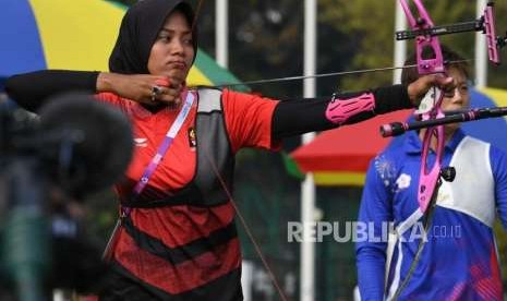 Atlet Panahan Indonesia Diananda Choirunisa melepaskan anak panah saat melawan atlet panahan China Thaipe Chein Lei Ying dalam semifinal cabang olahraga panahan kategori recurve tunggal putri di Stadion Panahan Gelora Bungkarno, Jakarta, Kamis (23/8).