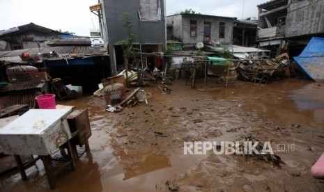 Suasana kondisi lumpur di Kawasan Rawajati pasca banjir, Jakarta, Selasa (6/2).