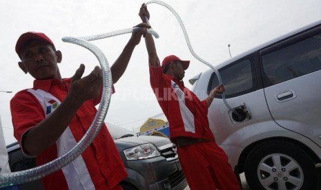 Petugas mengisi BBM kendaraan pemudik di rest area tol fungsional Brebes - Gringsing, Jateng, Rabu (21/6). Pemudik yang melintasi tol fungsional pada musim mudik lebaran 2017 hanya boleh membeli BBM maksimal 10 liter, hal tersebut dikarnakan sifatnya hanya diperuntukan untuk kebutuhan daurat.