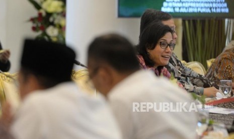 Pembahasan RAPBN 2019. Menkeu Sri Mulyani mengikuti Sidang Kabinet Paripurna membahas RAPBN Tahun Anggaran 2019 di Istana Kepresidenan Bogor, Jawa Barat, Rabu (18/7).