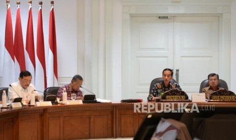  Presiden Joko Widodo (kiri) bersama Wapres Jusuf Kalla saat memimpin Rapat Terbatas terkait kebijakan satu peta di Kantor Kepresidenan, Jakarta, Senin (5/2).