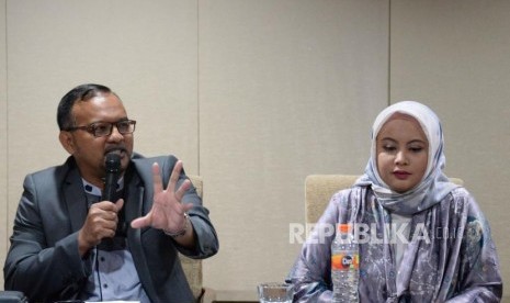 Direktur Utama Dompet Dhuafa (DD) Filantropi Imam Rulyawan (kiri) bersama Brand Manager Wardah Shabrina Salsabila (kanan) memberikan keterangan terkait pelaksanaan Jakarta Halal Things 2018 di Jakarta, Ahad (25/11).