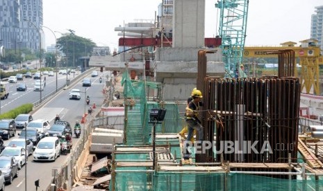 Pekerja beraktivitas diproyek infrastruktur transportasi di Jakarta, Ahad (6/1).