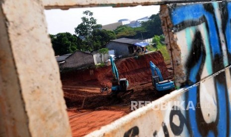 Sejumlah alat berat beraktivitas di dekat rumah yang berada di kawasan Tol Cinere-Jagorawi (Cijago) Seksi II, Depok, Jawa Barat, Sabtu (7/7).