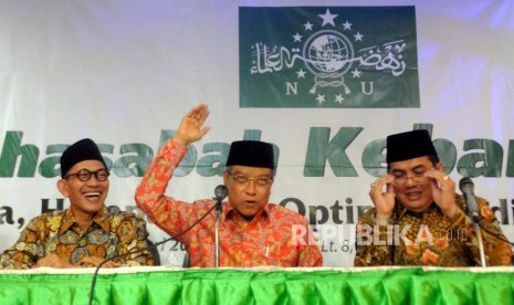 Ketua PBNU Bidang Hukum Robikin Emhaz bersama Ketua Umum PBNU Said Aqil Siroj dan Sekjen PBNU Helmy Faishal Zaini saat melakukan konferensi pers di Kantor PBNU, Jakarta, Rabu (3/1).